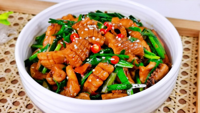 韭菜炒鱿鱼,制作简单零失败,好吃到爆。