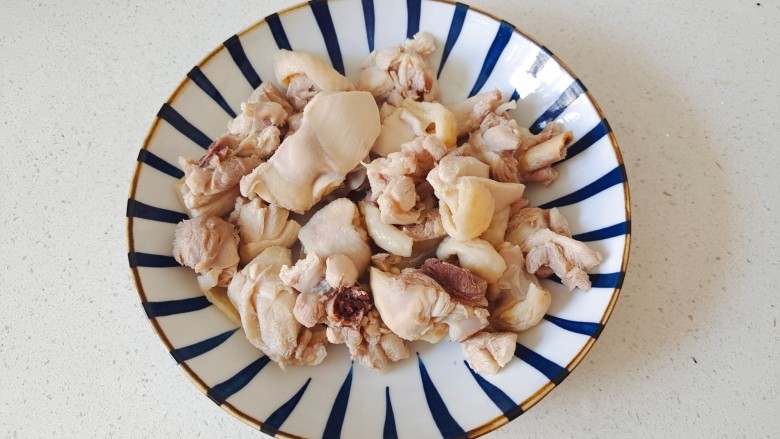 香菇炖鸡腿,煮至水来,撇去浮沫,捞出鸡块,在用热水冲洗一下