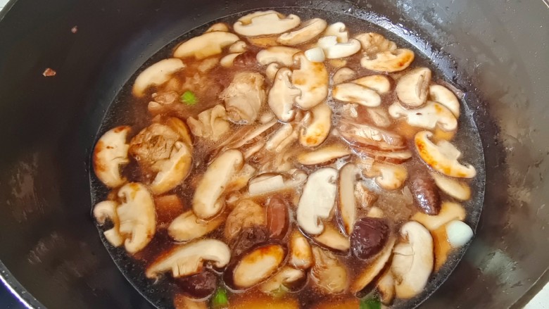 香菇炖鸡腿,加入食材平齐的清水盖上锅盖,中过炖20分钟,大火收汁即可,加入适量盐翻炒均匀