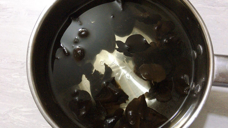 黄瓜炒木耳,将干木耳提前泡发洗净,可加适量面粉搓洗木耳表面。