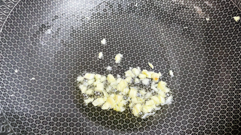 平菇鸡蛋汤,原锅倒入适量的食用油烧热,放入蒜末爆香