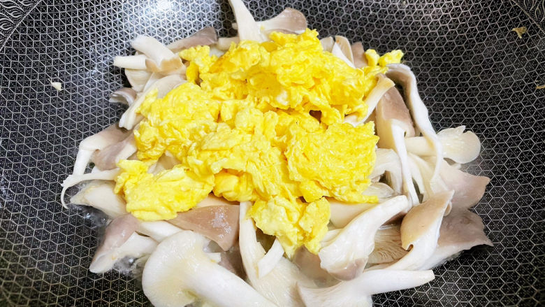 平菇鸡蛋汤,加入鸡蛋,翻炒均匀