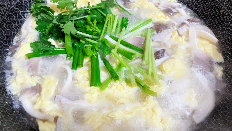 平菇鸡蛋汤,撒上葱芹菜香菜段,再次煮开即可