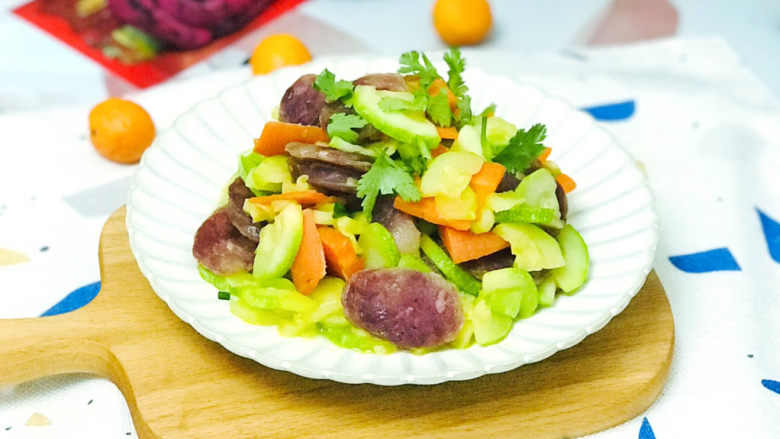 西葫芦炒腊肠,装盘后,撒上<a style='color:red;display:inline-block;' href='/shicai/ 131'>香菜</a>装饰