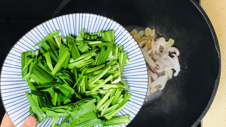韭菜炒鱿鱼,鱿鱼翻炒入味后,加入韭菜段