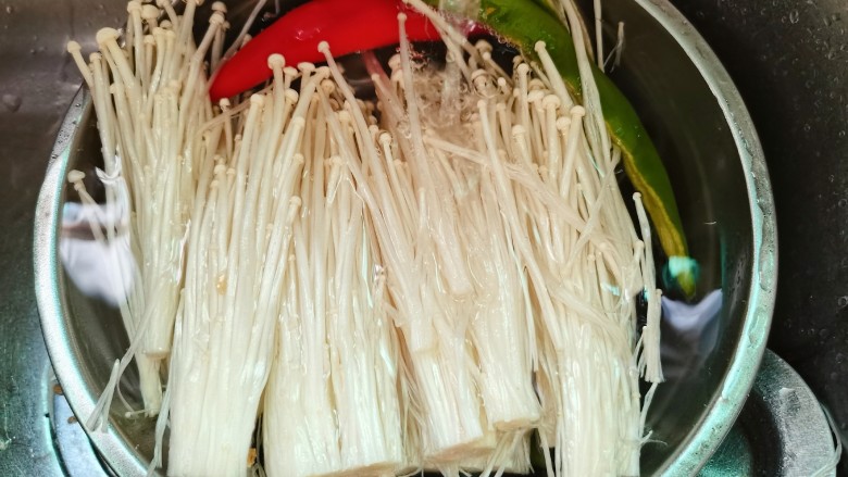 金针菇炒鸡蛋,金针菇,青红尖椒洗净捞出