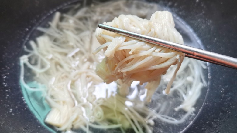 金针菇炒鸡蛋,焯煮2分钟捞出