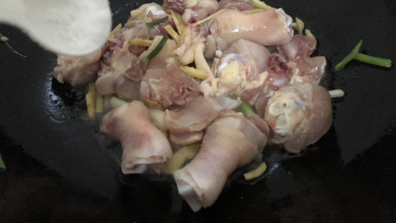 香菇炖鸡腿,下盐