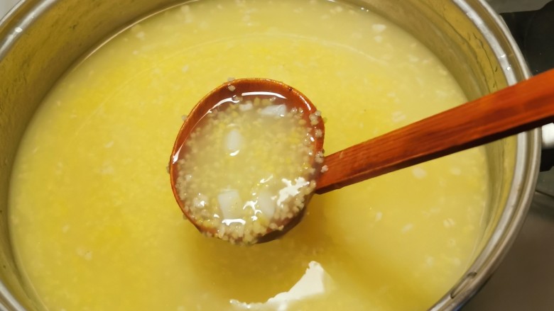 小米山药粥,继续熬煮2-3分钟,关火,再焖几分钟。