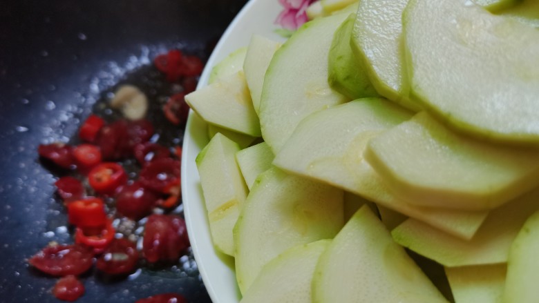 西葫芦炒腊肠,配料煸香后,西葫芦下锅