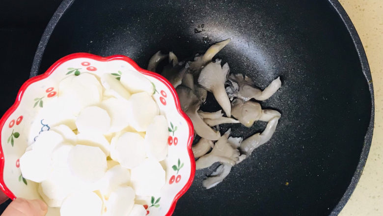 平菇鸡蛋汤,加入山药薄片