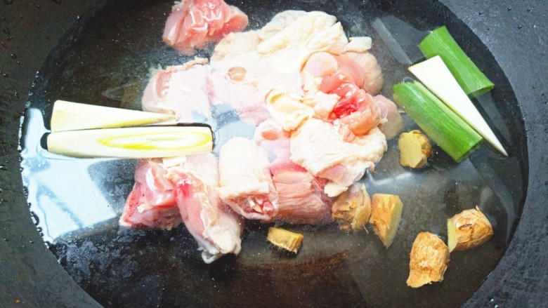 香菇炖鸡腿,凉水下锅加入<a style='color:red;display:inline-block;' href='/shicai/ 718'>料酒</a>,葱姜焯水,水开后煮两分钟