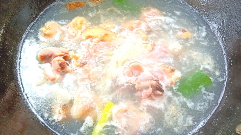 香菇炖鸡腿,撇去血末,捞出