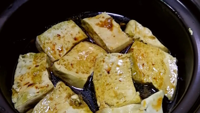 金针菇豆腐煲,加入预先调好的酱料,慢火炖