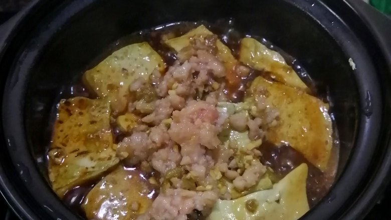 金针菇豆腐煲,加入砂锅,与豆腐同炖
