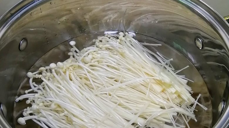 金针菇豆腐煲,金针菇焯水1分钟