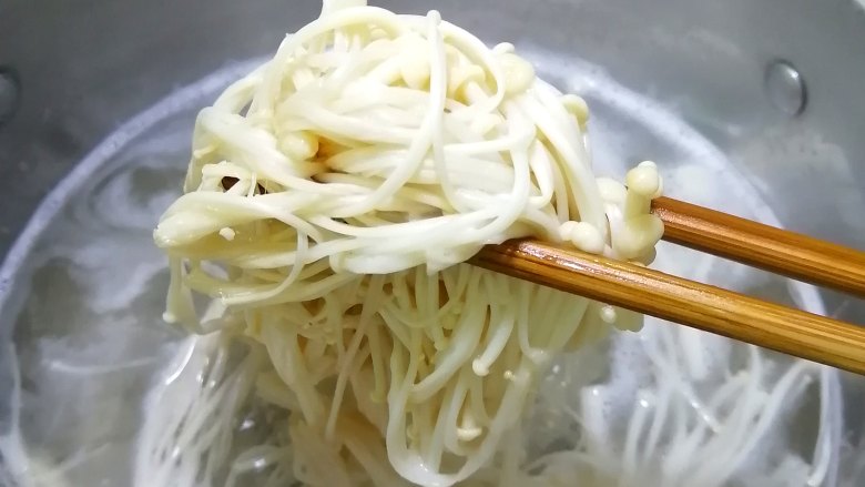 金针菇豆腐煲,捞出
