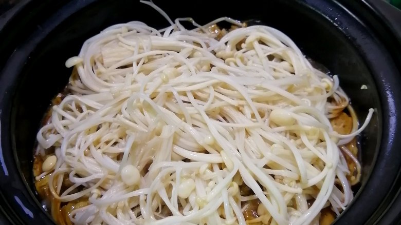 金针菇豆腐煲,加入砂锅,与豆腐同炖3分钟左右
