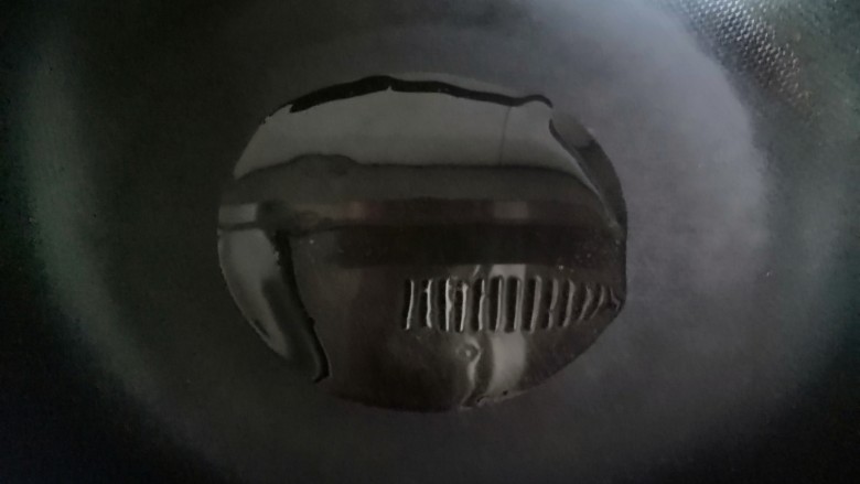 黄瓜炒木耳,炒锅里放适量油,开中火烧热