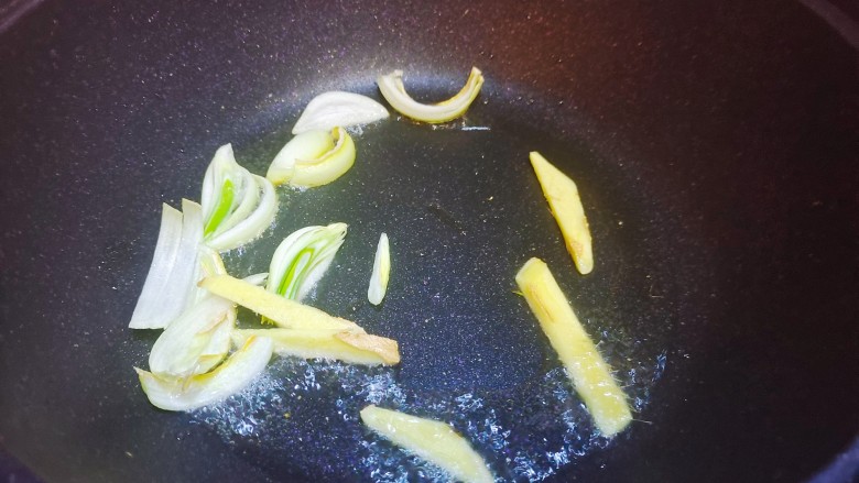 香菇炖鸡腿,锅烧热少油,放葱姜炒香