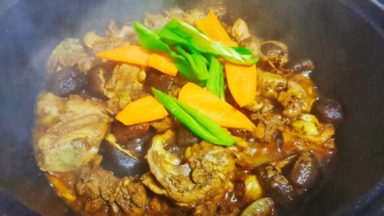香菇炖鸡腿,加胡萝卜,青椒翻炒