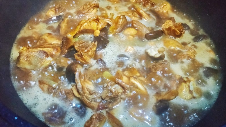香菇炖鸡腿,加开水,有条件的放啤酒更好。