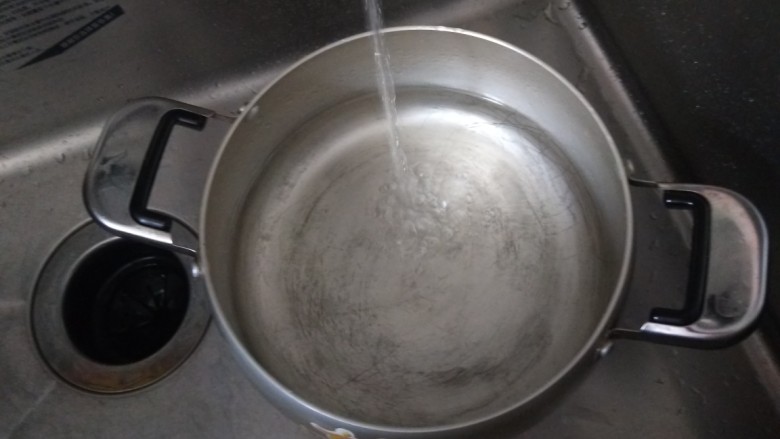 小米山药粥,先接纯净水做火烧着。