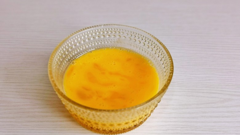 金针菇炒鸡蛋,<a style='color:red;display:inline-block;' href='/shicai/ 9'>鸡蛋</a>磕入碗中,加入盐用筷子打散。