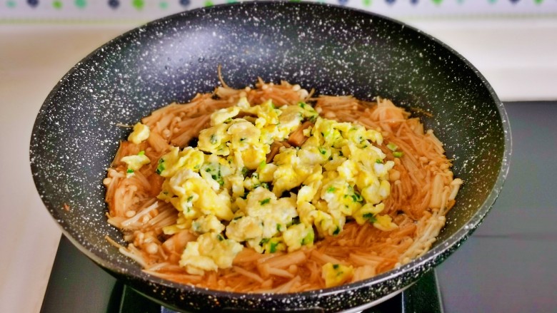 金针菇炒鸡蛋,加入煎好的蛋,快速翻炒均匀即可关火。