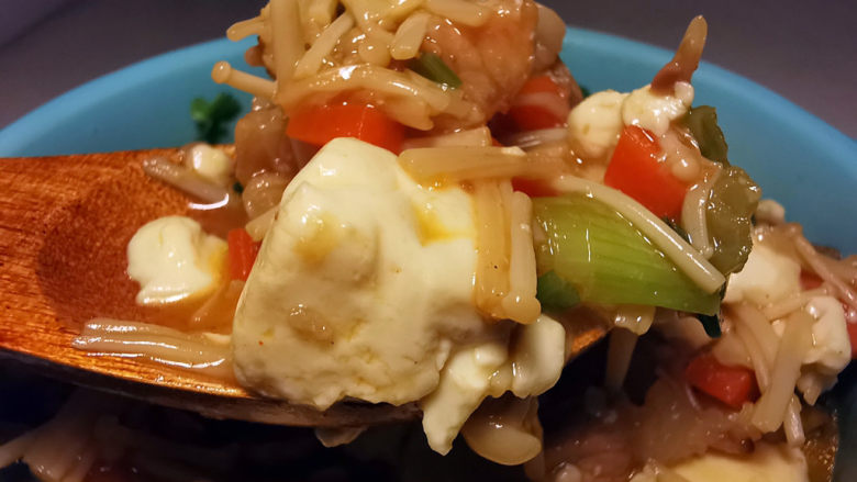金针菇豆腐煲,挖一勺来拌饭