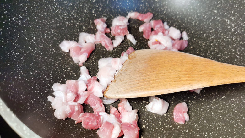 金针菇豆腐煲,锅中不放油,直接下猪肉丁