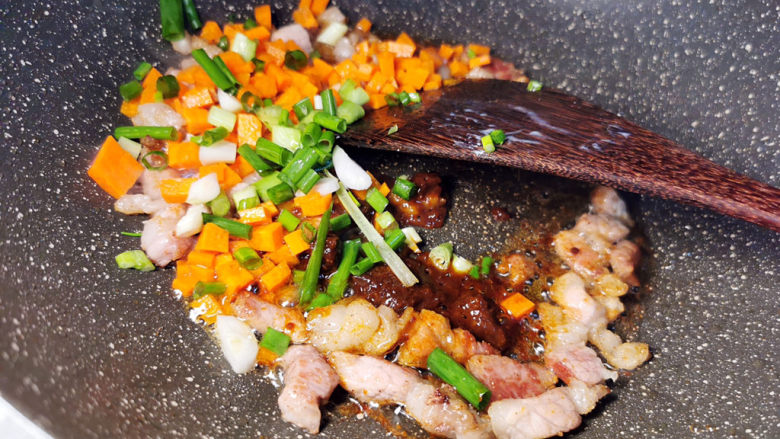 金针菇豆腐煲,肉丁中加入红萝卜丁,葱,<a style='color:red;display:inline-block;' href='/shicai/ 37'>姜</a>,蒜炒香,并加入兑好的酱汁