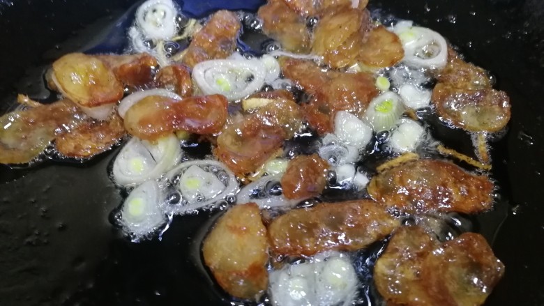 西葫芦炒腊肠,放入小圆葱圈,翻炒均匀。