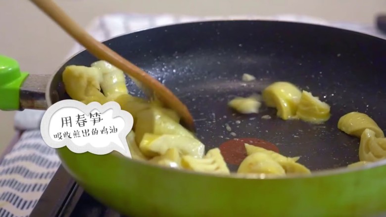 春笋三杯鸡,步骤六:用鸡肉炒出来的油炒笋。
