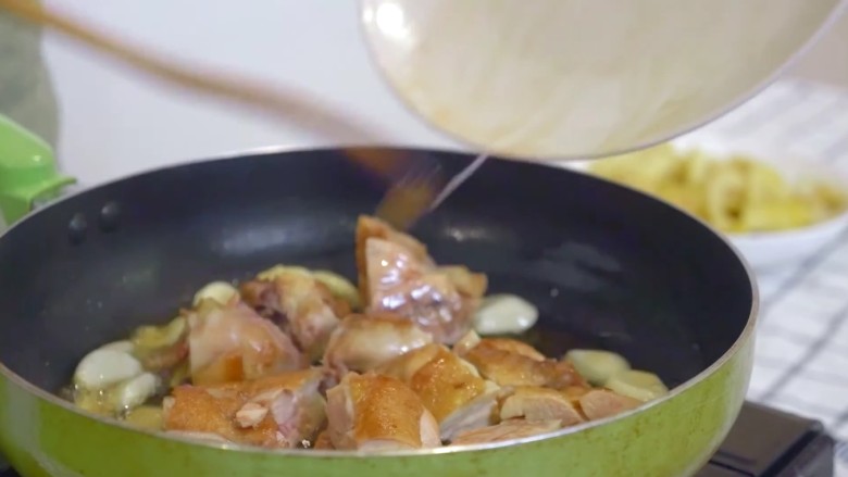 春笋三杯鸡,步骤八:倒入麻油,下锅爆香姜蒜,