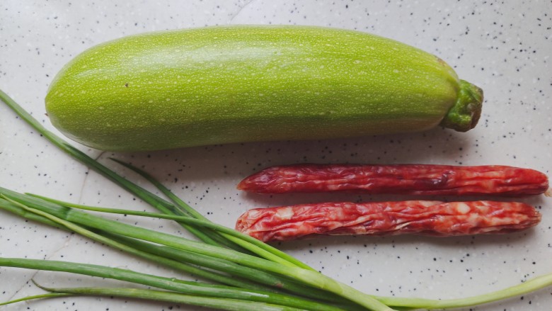 西葫芦炒腊肠,首先我们准备好所有食材