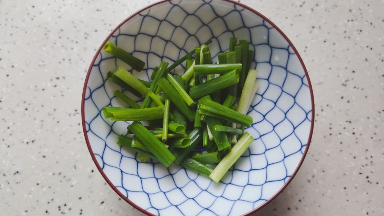 西葫芦炒腊肠,<a style='color:red;display:inline-block;' href='/shicai/ 157'>小葱</a>洗净,切成寸段