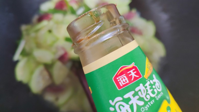 西葫芦炒腊肠,加适量蚝油,翻炒均匀,即可