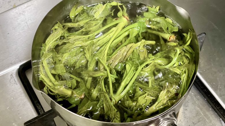 香椿拌豆腐,这才是春天该有的味道,锅里烧开水,下入香椿,焯水至变成绿色,约1分钟。