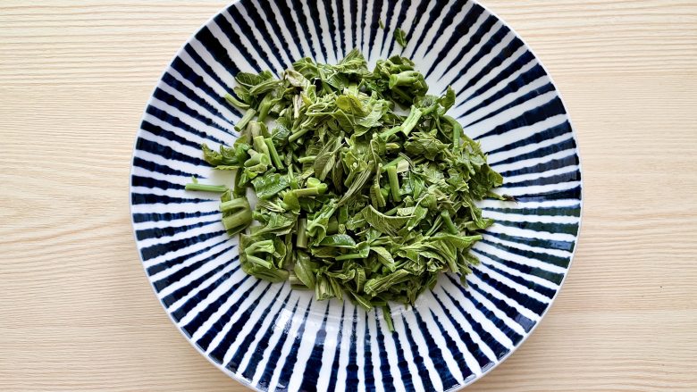 香椿拌豆腐,这才是春天该有的味道,再把香椿去掉根部,切碎;