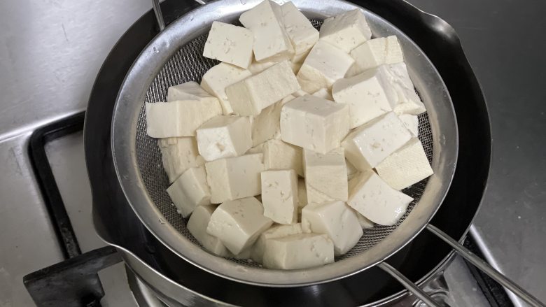 香椿拌豆腐,这才是春天该有的味道,把北豆腐也下沸水,焯水一分钟,捞出沥水。