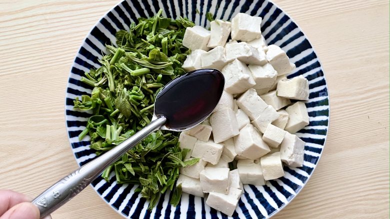 香椿拌豆腐,这才是春天该有的味道,把香椿碎和豆腐块放入盘中,加入一勺<a style='color:red;display:inline-block;' href='/shicai/ 788'>生抽</a>;