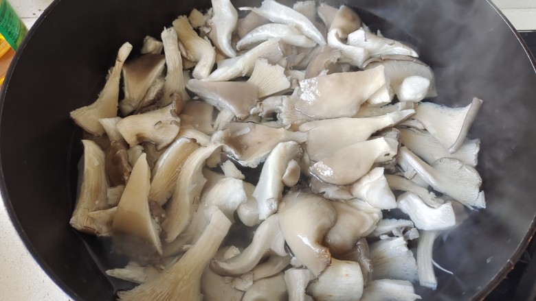 素炒平菇,炒锅中加入适量清水煮开,放入平菇焯水捞出过凉水