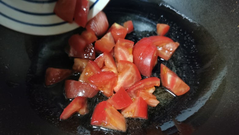 平菇鸡蛋汤,起锅烧油,倒入西红柿