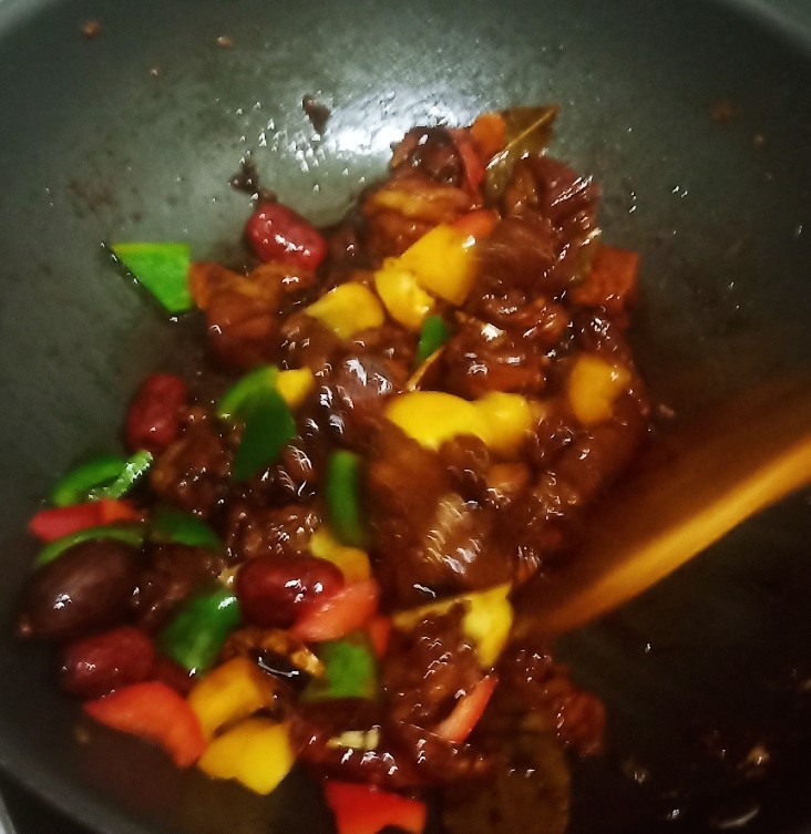 红烧羊肉煲,等汤汁快收干时,加入彩椒和红枣翻炒均匀。