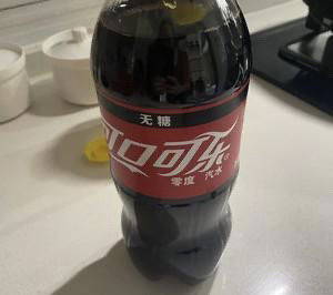 可乐鸡翅根,准备好可乐,这里可乐就代替了水。