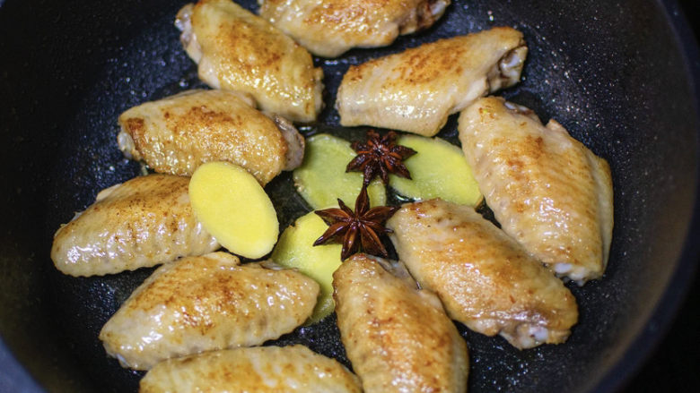 可乐鸡翅根,继续煎鸡翅,将鸡翅两面都煎至金黄色。加<a style='color:red;display:inline-block;' href='/shicai/ 718'>料酒</a>。