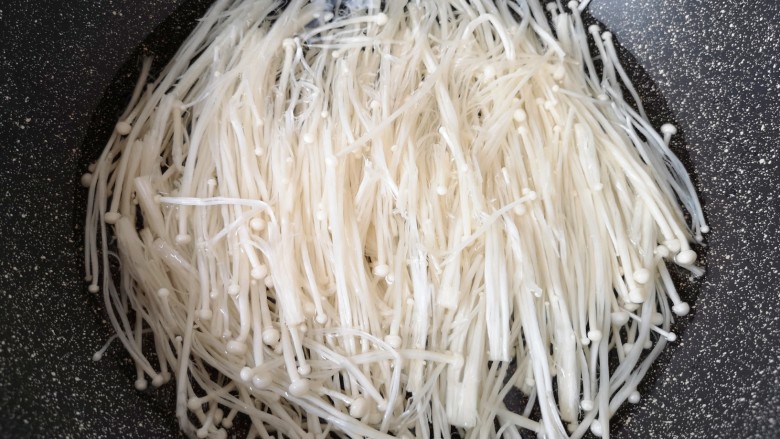 金针菇炒鸡蛋,金针菇洗干净,下入锅里焯水。