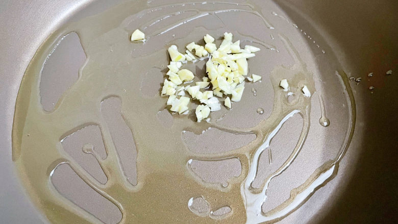 素炒平菇,锅中倒入适量的食用油烧热,放入蒜末爆香