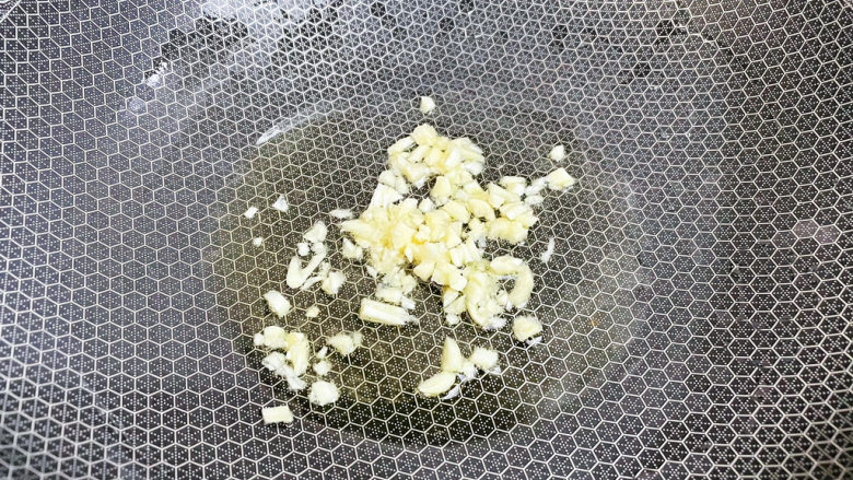 清炒苦瓜,锅中倒入适量的食用油烧热,放入蒜末爆香